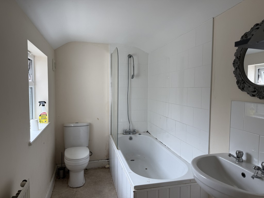 Lot: 125 - FREEHOLD TWO-BEDROOM MID-TERRACE HOUSE FOR IMPROVEMENT - Bathroom with white suite